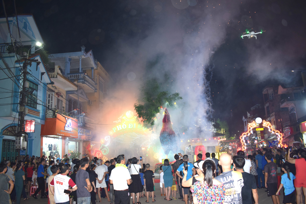 Gà Tiên Yên khổng lồ tràn ngập pháo hoa trong ngày lễ khánh thành