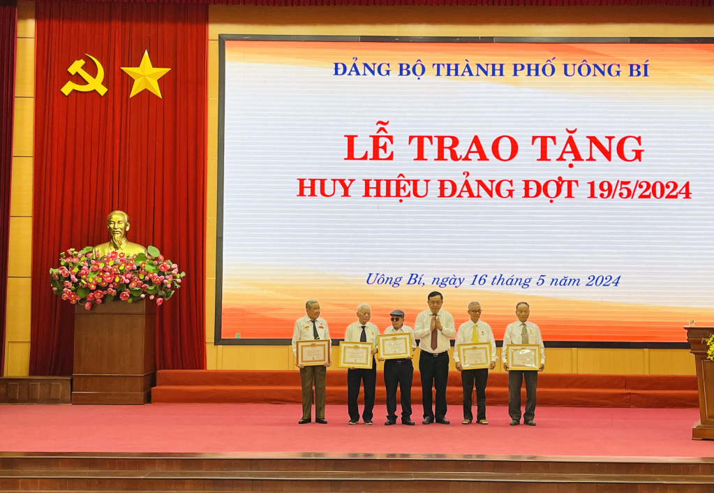 Lãnh đạo thành phố trao huy hiệu Đảng cho các đồng chí Đảng viên.