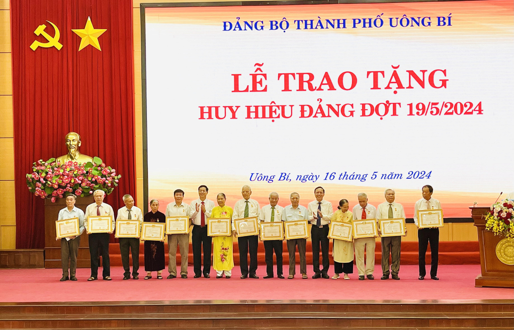 Lãnh đạo thành phố trao huy hiệu Đảng cho các đồng chí Đảng viên.