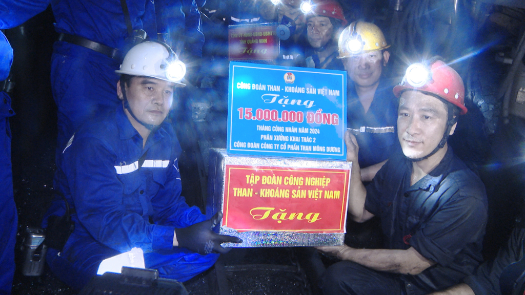 Chủ tịch Công đoàn Than - Khoáng sản Việt Nam thăm, tặng quà công nhân Phân xưởng Khai thác 2, Công ty CP Than Mông Dương