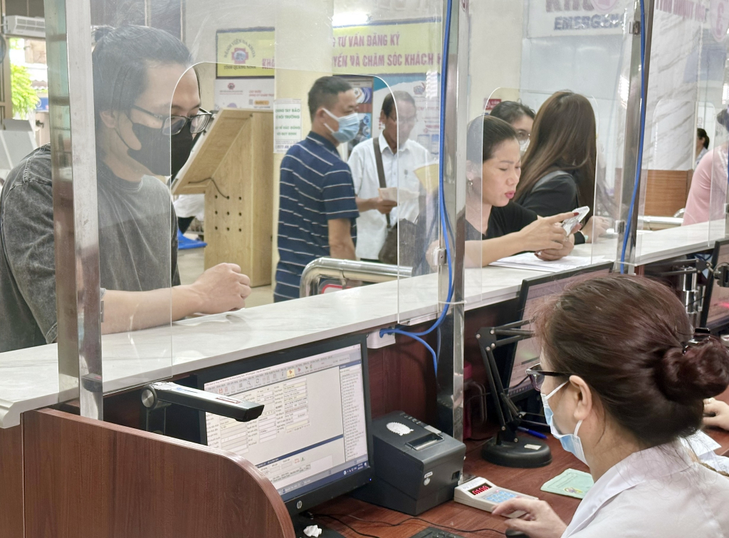 Người dân làm thủ tục khám chữa bệnh bằng CCCD gắn chíp tại Bệnh viện Đa khoa tỉnh.