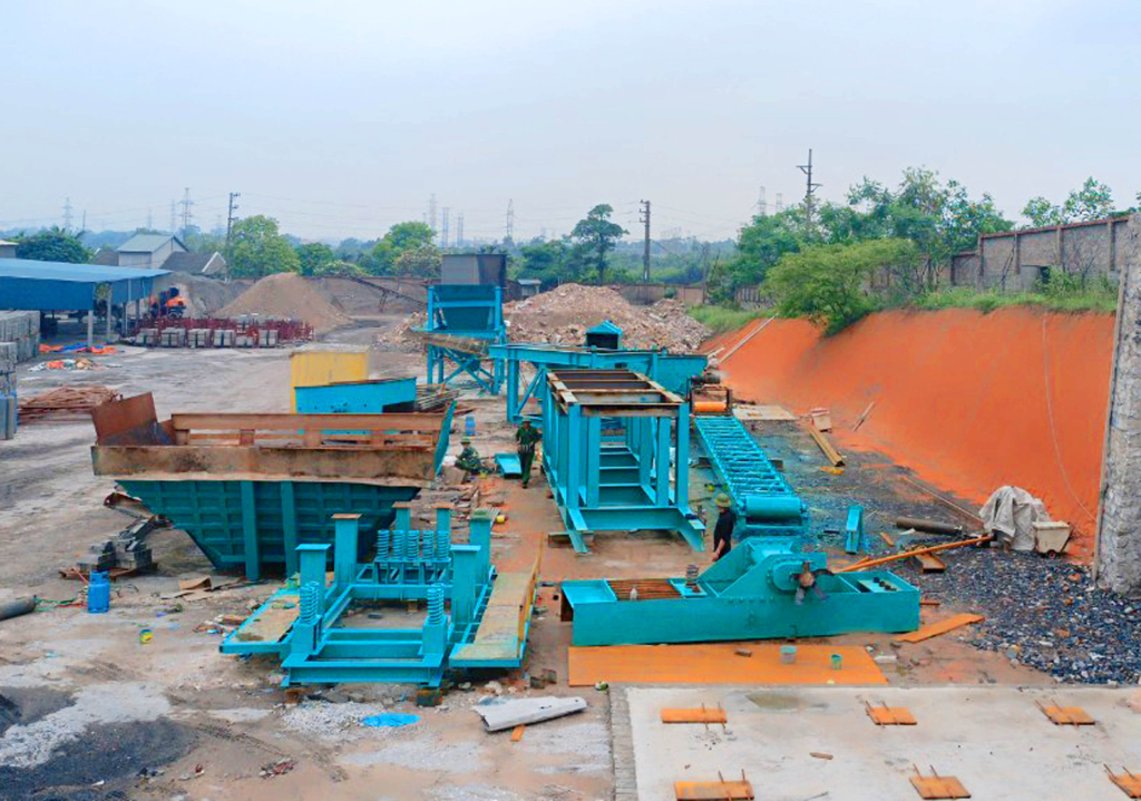 Dây chuyền thí điểm tái chế đất đá thải mỏ làm vật liệu đắp nền K95, K98 của Công ty CP Dịch vụ vệ sinh môi trường Đông Khê và Công ty TNHH Thương mại S&D đang được lắp đặt.