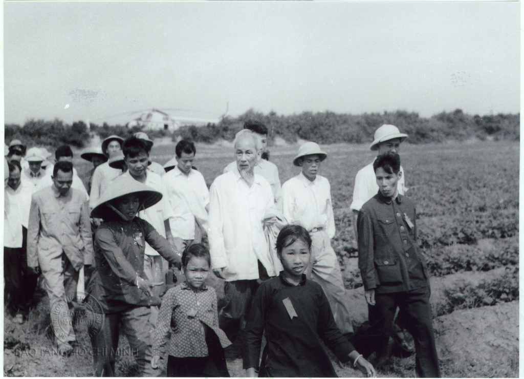 Chủ tịch Hồ Chí Minh thăm quân và dân đảo Cô Tô, ngày 9/5/1961. Ảnh: Bảo tàng Hồ Chí Minh