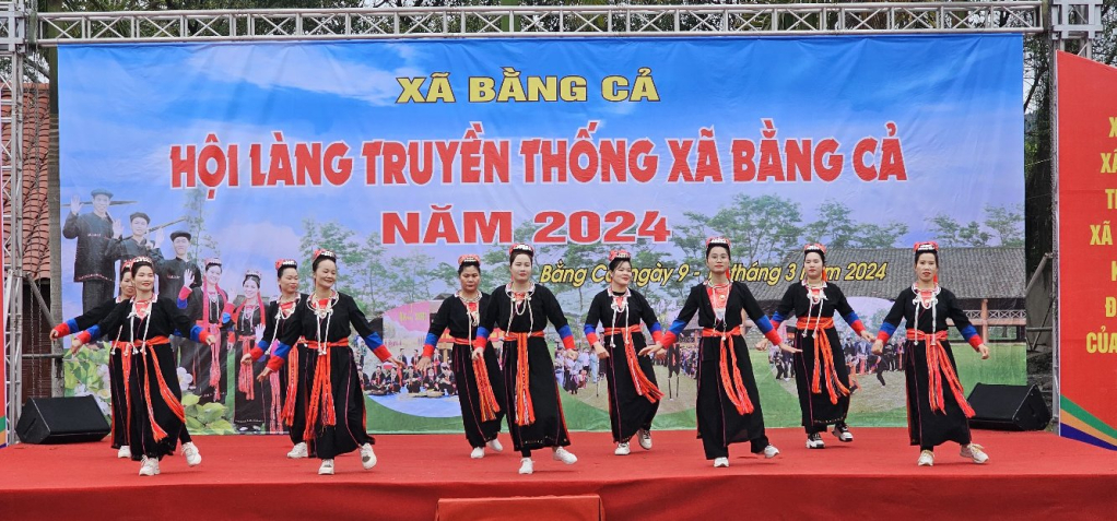 Tiết mục văn nghệ của chị em phụ nữ Dao Thanh Y tại Ngày hội làng Bằng Cả năm 2024.