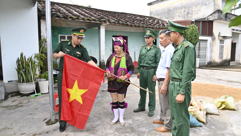 CBCS Đồn BP Pò Hèn tặng cờ, ảnh Bác Hồ cho người dân khu vực biên giới