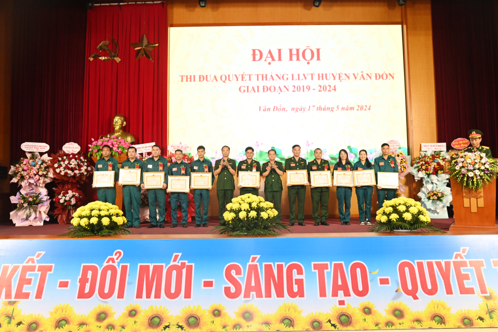 Lãnh đạo Ban CHQS huyện Vân Đồn tặng giấy khen cho các tập thể, cá nhân có thành tích xuất sắc trong Phong trào Thi đua Quyết thắng LLVT huyện giai đoạn 2019 - 2024.