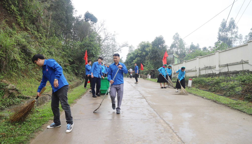 ĐVTN và người dân xã Húc Động dọn vệ sinh môi trường nông thôn. Ảnh: Thanh Tùng