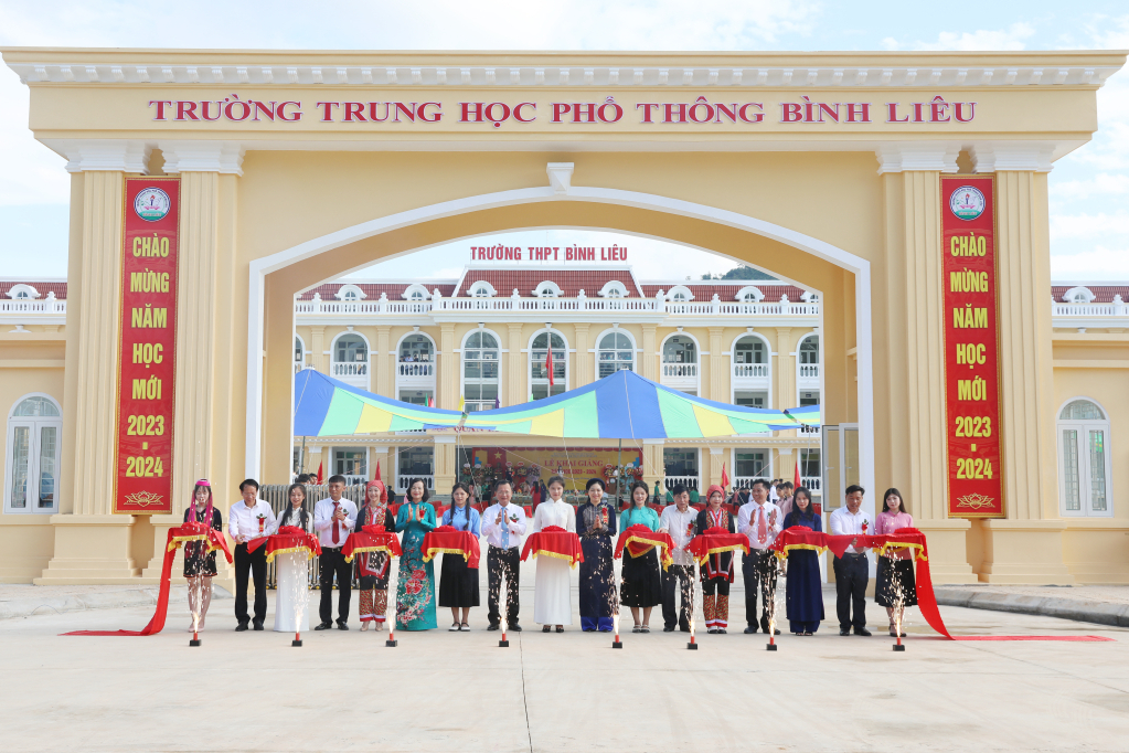 Lãnh đạo tỉnh và huyện cắt băng khánh thành Trường THPT Bình Liêu, tháng 9/2023. Ảnh: Đỗ Phương
