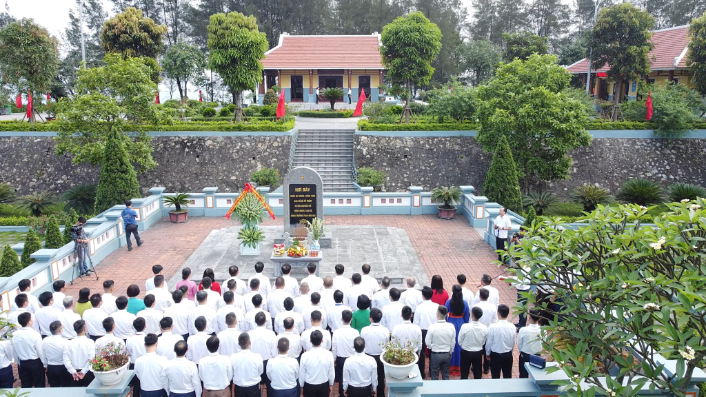 Đoàn đại biểu Đảng ủy Than Quảng Ninh và công nhân, cán bộ được khen thưởng, vinh danh đến dâng hương tại Khu di tích lịch sử....