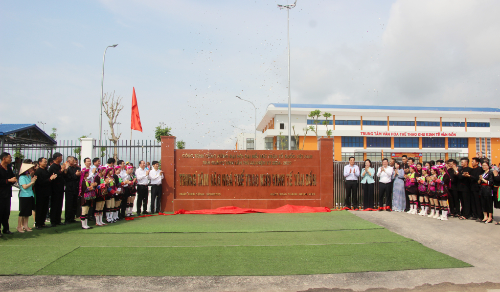 Các đại biểu thực hiện nghi thức gắn biển công trình chào mừng Đại hội Đại biểu MTTQ Việt Nam tỉnh Quảng Ninh lần thứ XII nhiệm kỳ 2024-2029 đối với dự án Trung tâm Văn hóa - Thể thao Khu kinh tế Vân Đồn.