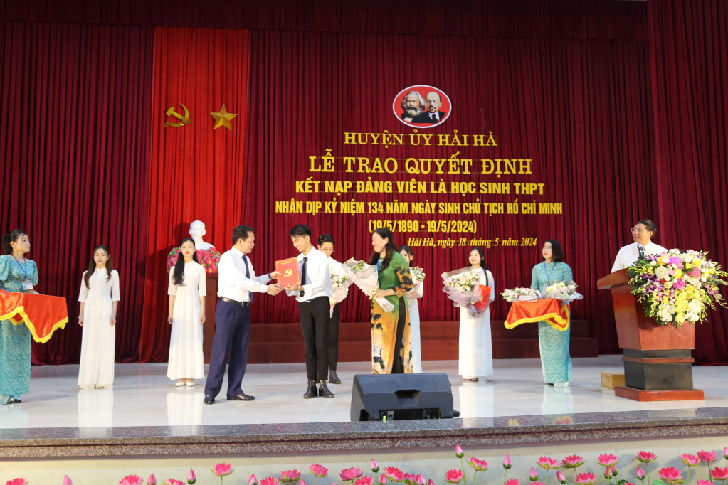 Đồng chí Nguyễn Kim Anh, Tỉnh ủy viên, Bí thư Huyện ủy Hải Hà trao quyết định kết nạp đảng cho các đảng viên là học sinh các trường THPT trên địa bàn