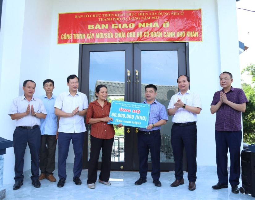 Trung tâm Phát triển quỹ đất thành phố Hạ Long ủng hộ 60 triệu đồng hỗ trợ xây mới nhà ở cho gia đình bà Nguyễn Thị Dung, thôn Yên Mỹ, xã Lê Lợi, TP Hạ Long. (Ảnh do đơn vị cung cấp)