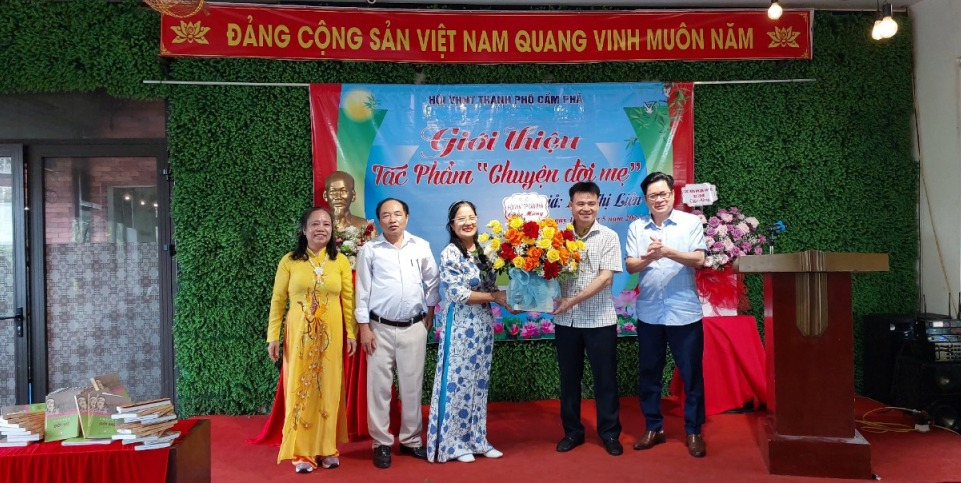 Lãnh đạo Hội VHNT Cẩm Phả tặng hoa chúc mừng tác giả.