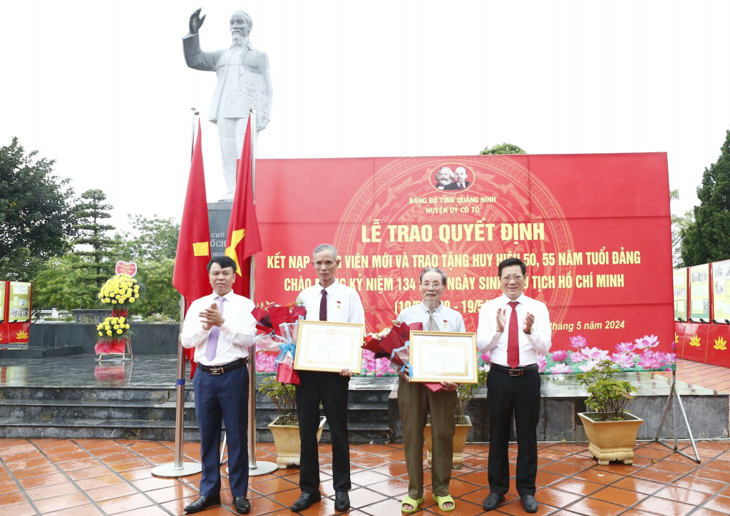 Huyện uỷ Cô Tô trao tặng Huy hiệu 50 và 55 năm tuổi Đảng.