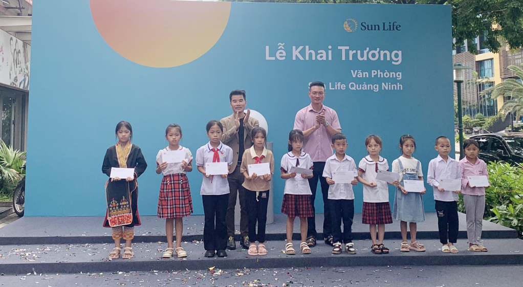 Lãnh đạo Hội Chữ thập đỏ tỉnh và Công ty TNHH Bảo hiểm Nhân thọ Sun Life Việt Nam trao học bổng cho các em học sinh hiếu học vượt khó khăn lên đến từ huyện Ba Chẽ.