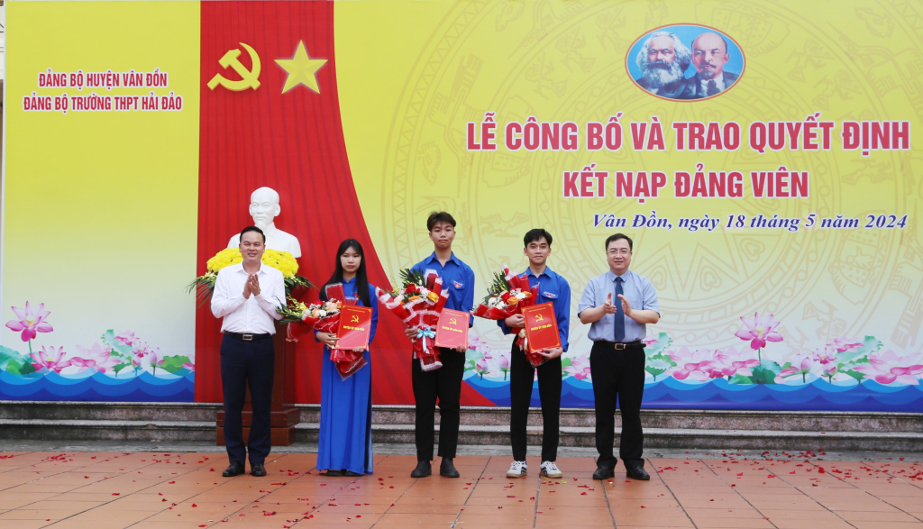 Đồng chí Đặng Xuân Phương, Phó Bí thư Tỉnh ủy, Trưởng Đoàn ĐBQH tỉnh trao Quyết định kết nạp Đảng cho 3 học sinh xuất sắc, ưu tú của Trường THPT Hải Đảo