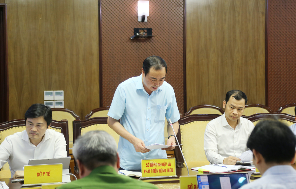 Đồng chí Nguyễn Minh Sơn, Giám đốc Sở Nông nghiệp và Phát triển Nông thôn báo cáo tại hội nghị.