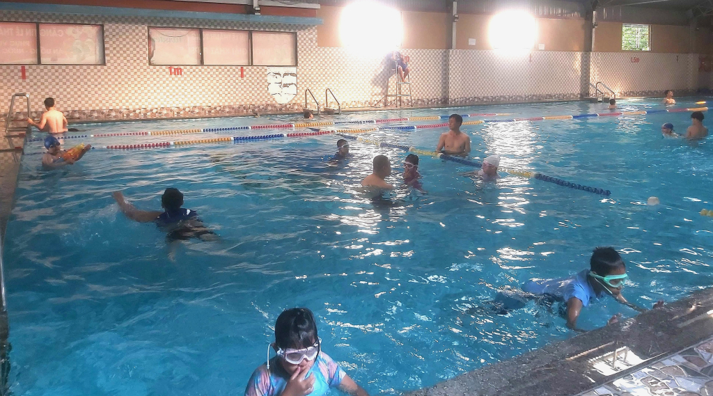 Trẻ em tập bơi tại Bể bơi Trường Tiểu học- THCS-THPT Lê Thánh Tông, TP Hạ Long.