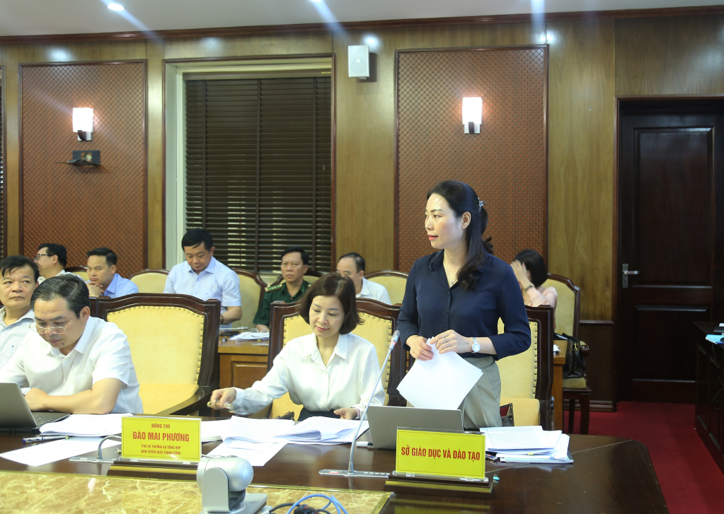 Đồng chí Nguyễn Thị Thúy, Giám đốc Sở Giáo dục và Đào tạo phát biểu tại hội nghị.