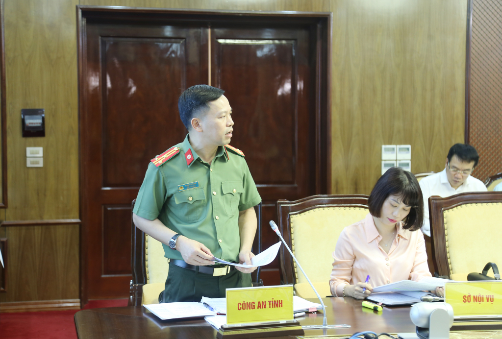 Đồng chí Phạm Văn Dũng, Phó Giám đốc Công an tỉnh, phát biểu tại hội nghị.