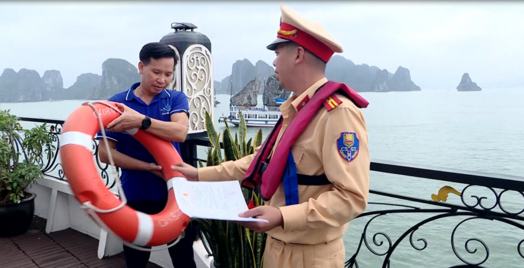 Lực lượng Cảnh sát Đường thủy kiểm tra trang thiết bị cứu sinh trên tàu tham quan du lịch Vịnh Hạ Long.