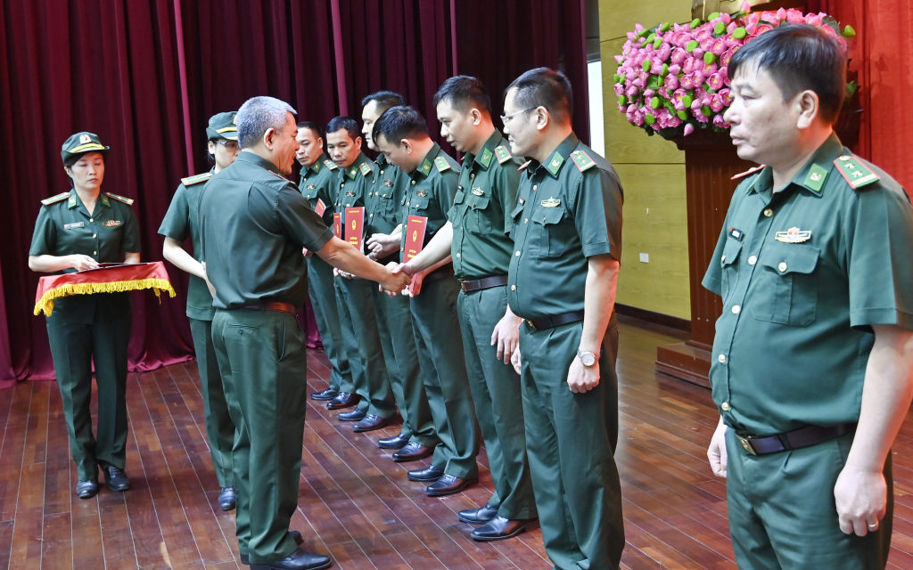 Đại tá Nguyễn Văn Thiềm, Chỉ huy trưởng BĐBP tỉnh trao quyết định nâng lương, thăng quân hàm cho các đồng chí sĩ quan.