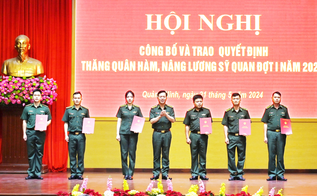 Đại tá Lê Xuân Men, Chính ủy BĐBP tỉnh trao quyết định nâng lương, thăng quân hàm cho các đồng chí sĩ quan.