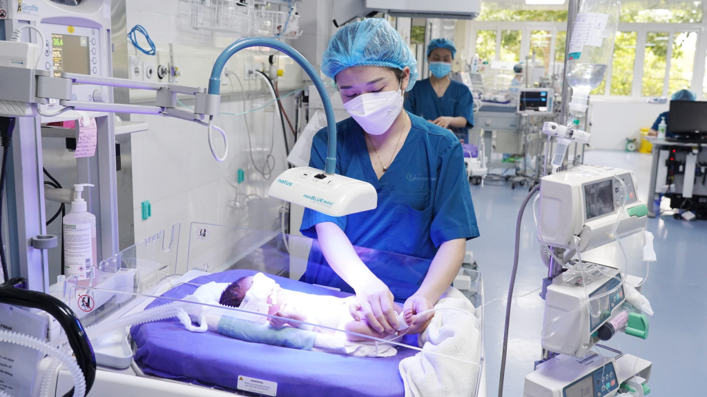 Chăm sóc trẻ sơ sinh tại Bệnh viện Sản nhi Quảng Ninh (Ảnh do bệnh viện cung cấp)