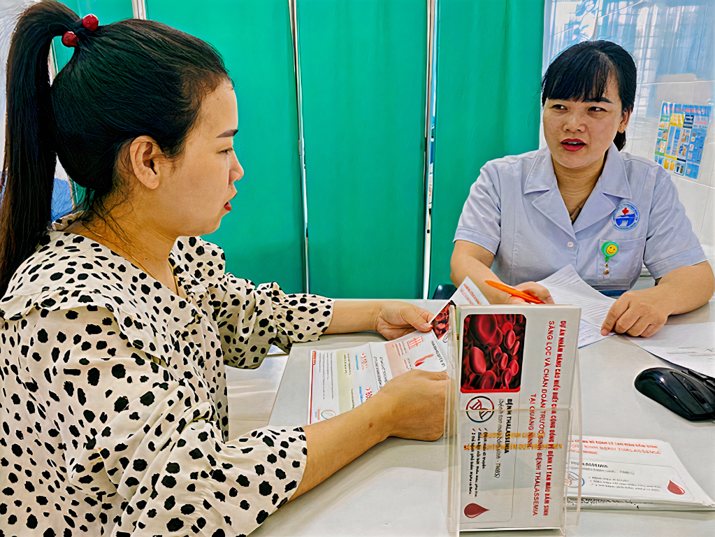 Bác sĩ Trung tâm Y tế huyện Đầm Hà tư vấn sàng lọc trước sinh cho phụ nữ mang thai.