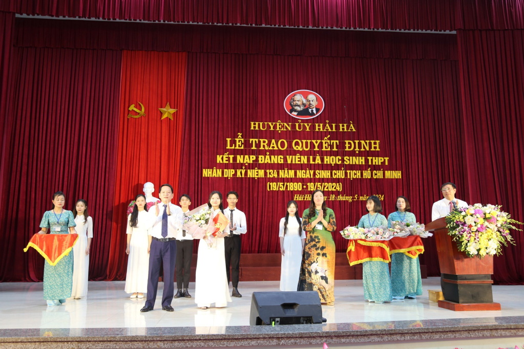 Học sinh Vũ Thùy Linh, Trường THPT Quảng Hà nhận quyết định kết nạp đảng.