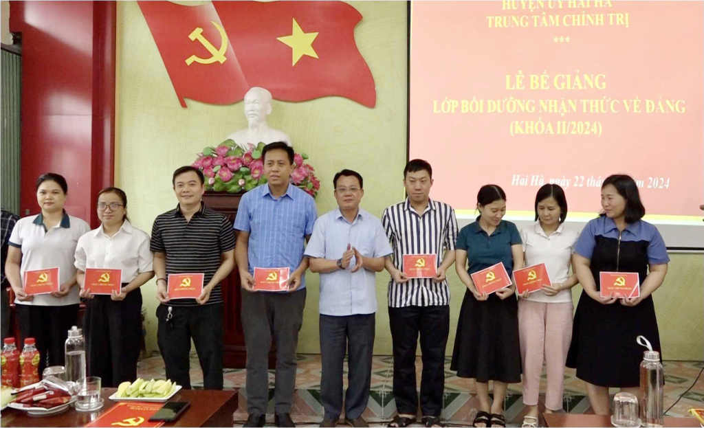Huyện Hải Hà tổ chức bế giảng lớp bồi dưỡng nhận thức về Đảng khóa II năm 2024, tháng 4/2024.