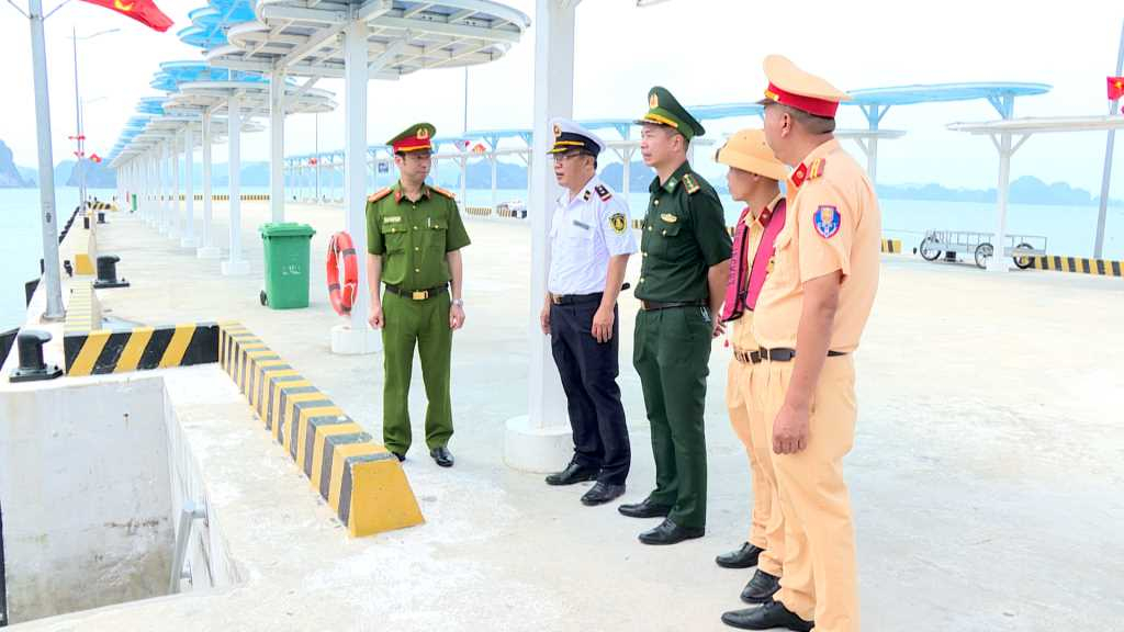 Kiểm tra cơ sở vật chất đảm bảo cho tàu thuyền đón trả khách đi các tuyến đảo tại Bến cảnh Ao Tiên, huyện Vân Đồn.