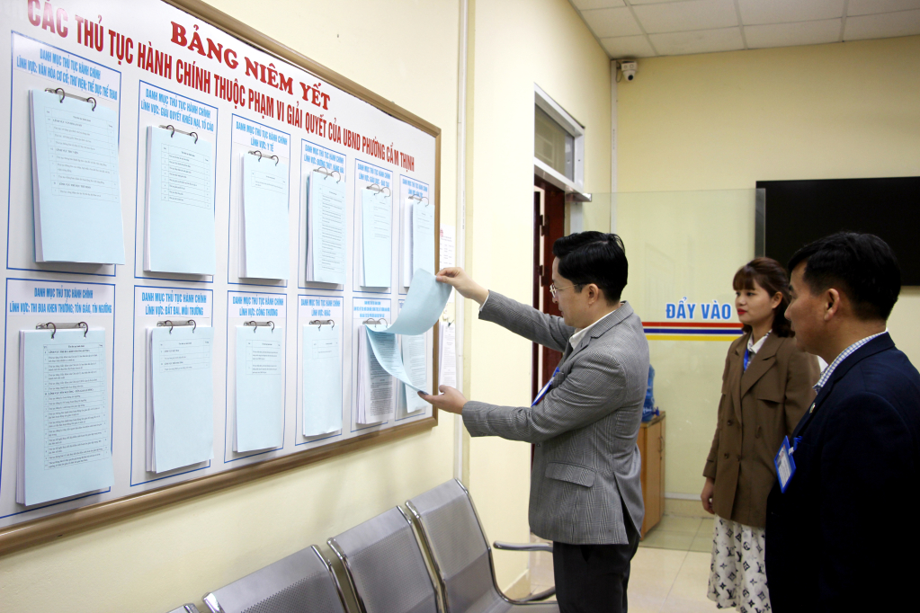 Lãnh đạo UBND TP Cẩm Phả kiểm tra bảng niêm yết các TTHC thuộc phạm vi giải quyết của UBND phường Cẩm Thịnh, tháng 2/2024. Ảnh: Mạnh Trường