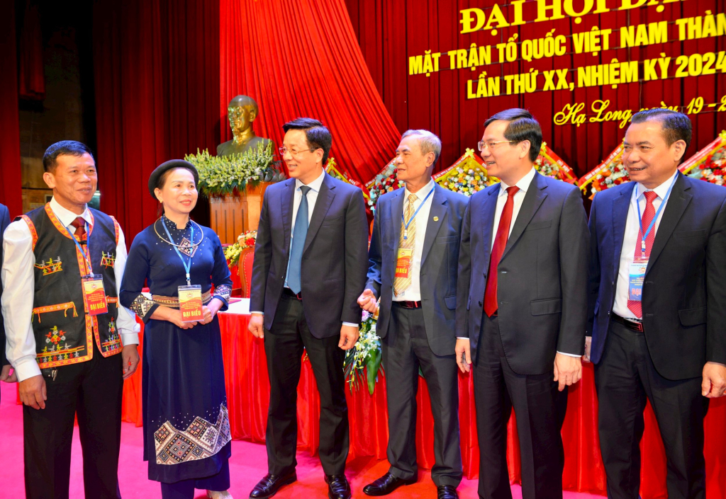 Lãnh đạo Ủy ban MTTQ Việt Nam tỉnh Quảng Ninh trao đổi với các đại biểu tham dự Đại hội đại biểu MTTQ Việt Nam TP Hạ Long lần thứ XX, nhiệm kỳ 2024-2029.