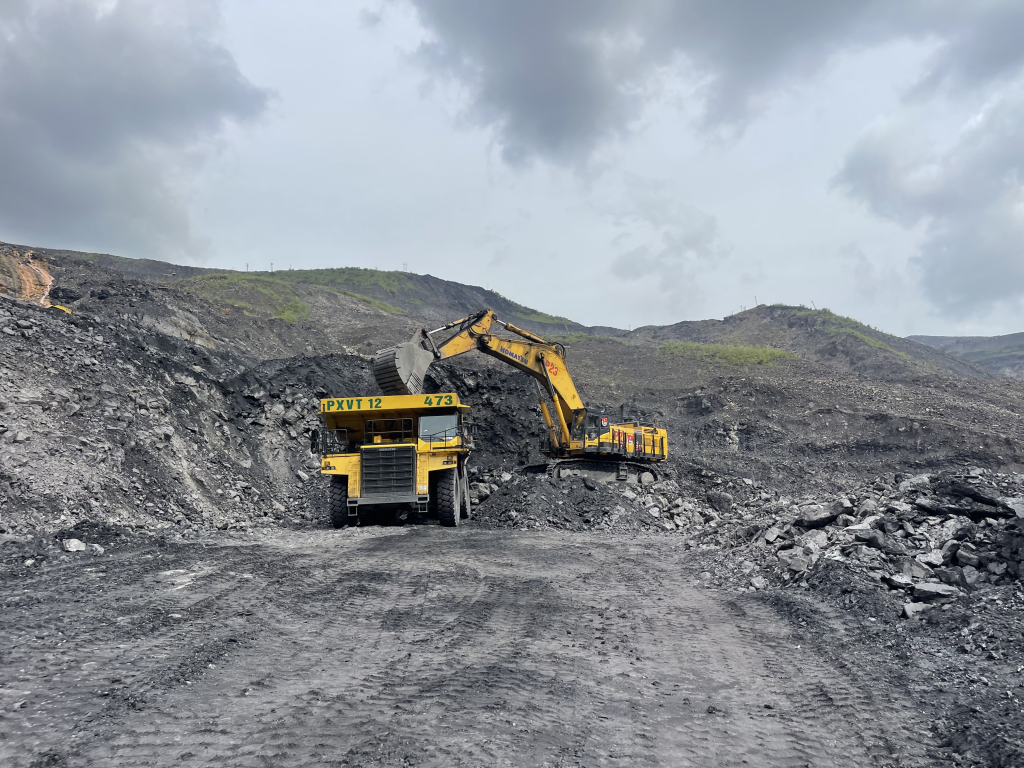 Hoạt động khai thác than tại mỏ Khe Chàm 2 của Công ty CP Than Cao Sơn.