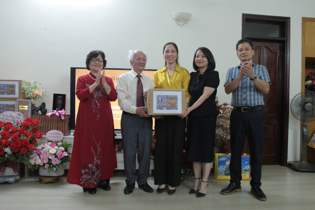 Nhà văn Đặng Huỳnh Thái trao tặng bộ tiểu thuyết cho lãnh đạo Sở Văn hoá- Thể thao.