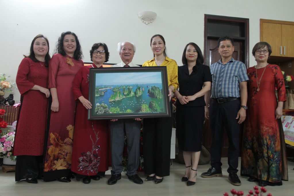 Lãnh đạo Sở Văn hoá- Thể thao tặng quà lưu niệm cho gia đình nhà văn Đặng Huỳnh Thái.