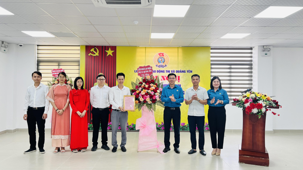 Lãnh đạo LĐLĐ thị xã Quảng Yên trao quyết định thành lập công đoàn cơ sở cho Công đoàn Công ty TNHH Công nghệ Moka Việt Nam.