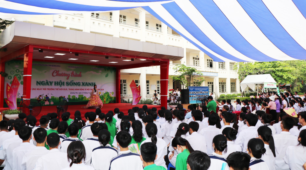 Đông đảo học sinh Trường THPT Minh Hà tham gia Chương trình 