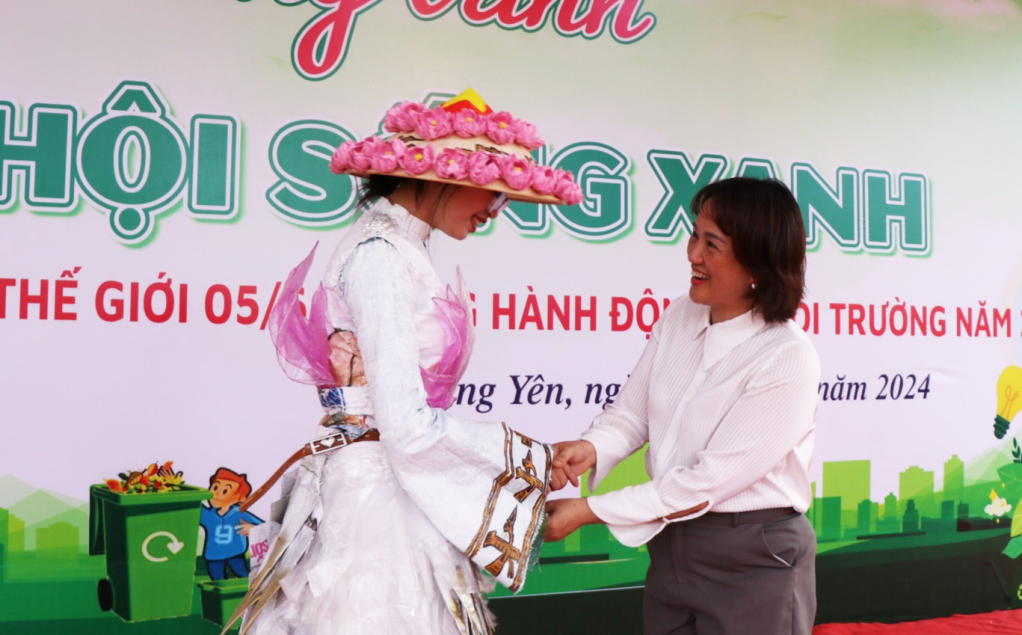 Bà Nguyễn Thị Thu Thủy, Phó Chi cục trường Chi cục Bảo vệ môi trường trao giải nhất cho trong phần trình diễn thời trang được tái chế từ rác.