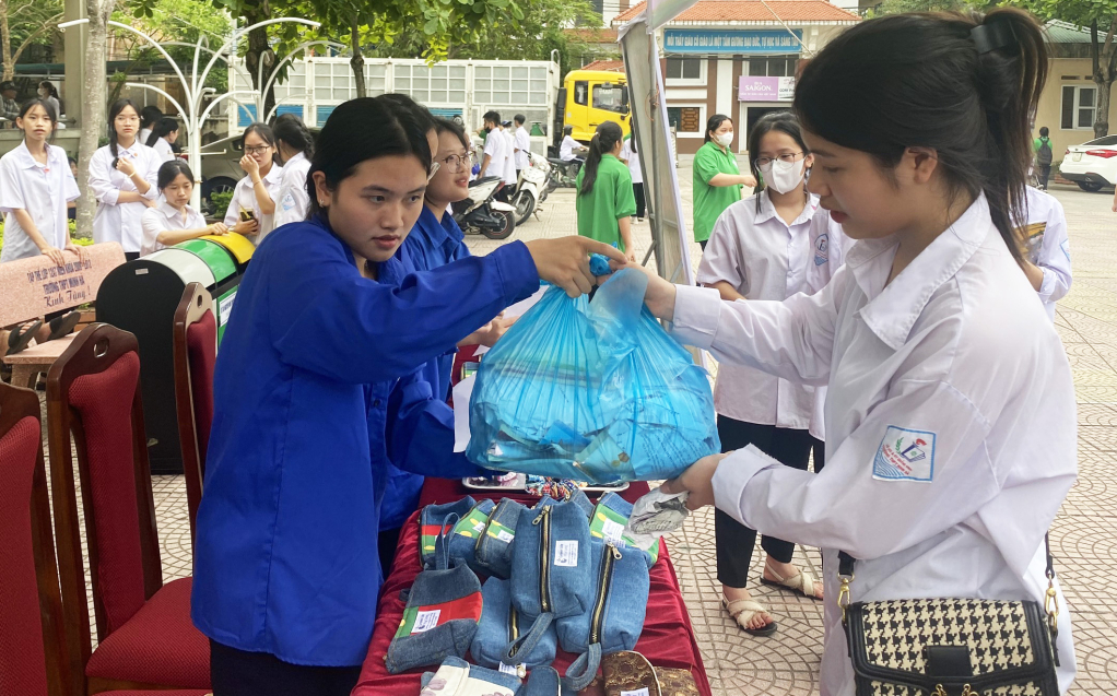 Học sinh Trường THPT Minh Hà đổi rác lấy quà.
