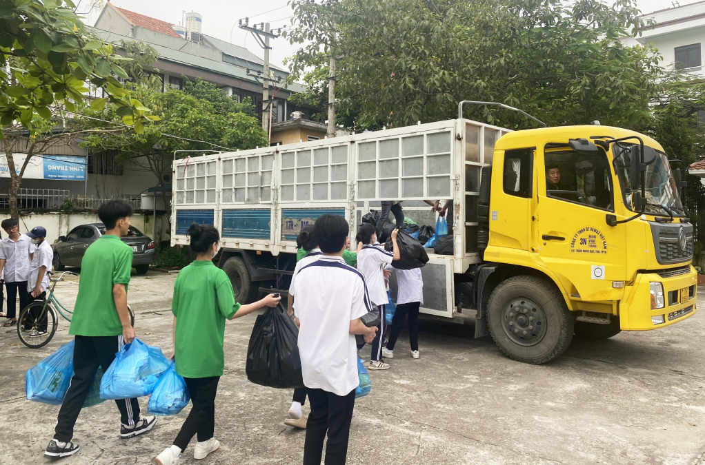 Kết thúc chương trình“Đổi quà lấy rác”, Công ty CP Xi măng và Xây dựng Quảng Ninh tiếp nhận hơn 3 tấn rác có thể tái chế.