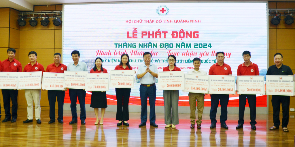 Tại Lễ phát động Tháng nhân đạo năm 2024, Tập đoàn Than - Khoáng sản Việt Nam đã trao ủng hộ cho Hội CTĐ các địa phương trong tỉnh xây dựng 