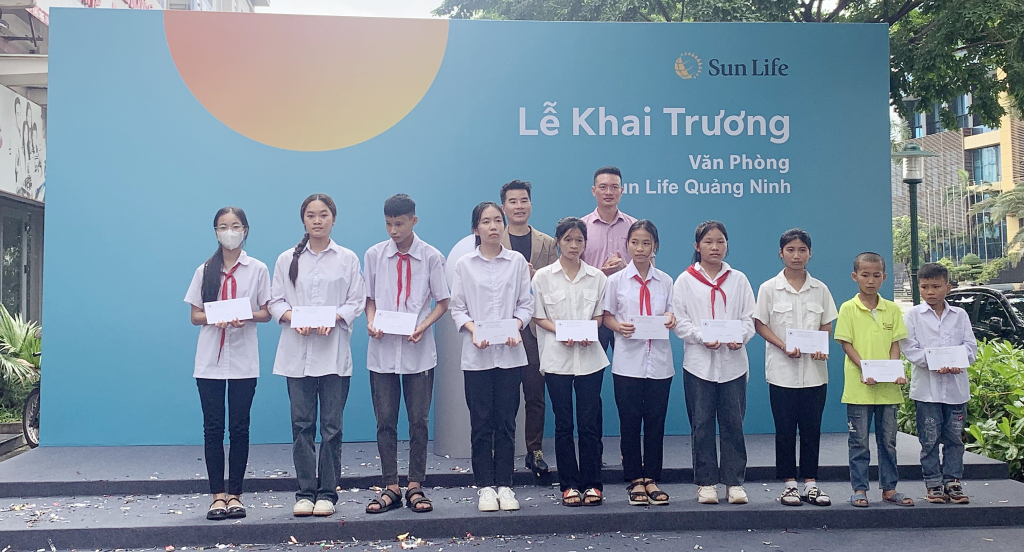 Lãnh đạo Hội CTĐ tỉnh và Công ty TNHH Bảo hiểm Nhân thọ Sun Life Việt Nam trao học bổng cho các em học sinh khó khăn trên địa bàn huyện Ba Chẽ, tháng 5/2024.