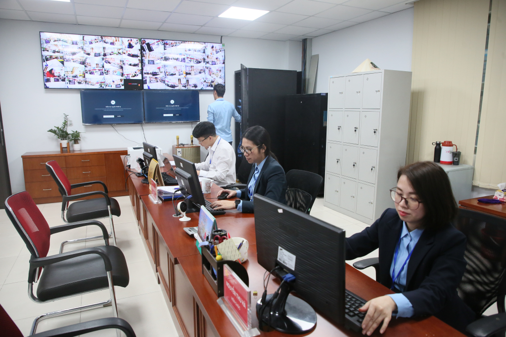 Cán bộ Trung tâm Hành chính công TP Hạ Long kiểm soát quy trình giải quyết TTHC phục vụ người dân, doanh nghiệp qua hệ thống camera và phần mềm giám sát thời gian thực.