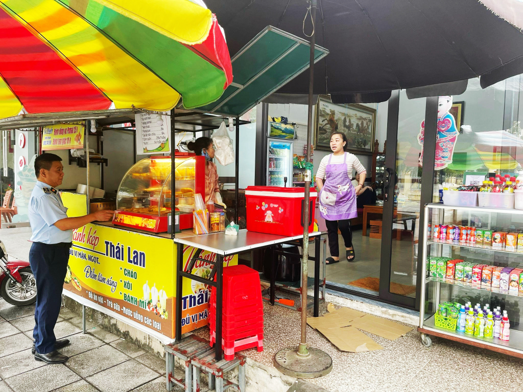 Lực lượng QLTT tỉnh kiểm tra cửa hàng kinh doanh thực phẩm khu vực cồng trường học.