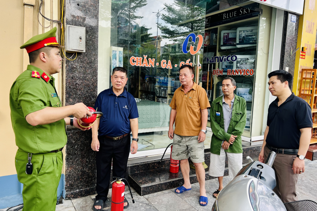 Cảnh sát PCCC&CNCH Công an TP Hạ Long hướng dẫn cách sử dụng bình chữa cháy cho thành viên Tổ liên gia an toàn PCCC tổ 3, khu 6A, phường Hồng Hải, TP Hạ Long.