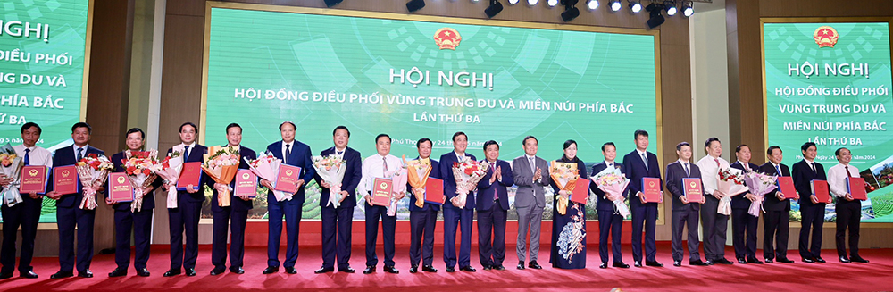 Phó Thủ tướng Chính phủ Trần Lưu Quang trao Quyết định phê duyệt quy hoạch vùng cho lãnh đạo các địa phương.