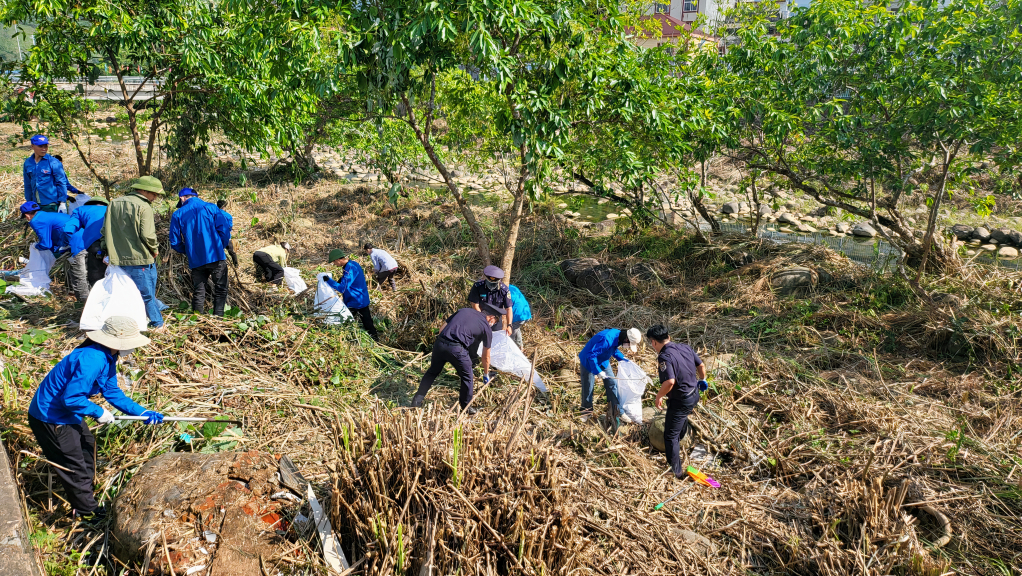 ĐVTN Bình Liêu ra quân phối hợp triển khai thực hiện dọn rác suối biên giới đoạn từ mốc 1316 đến mốc 1317.