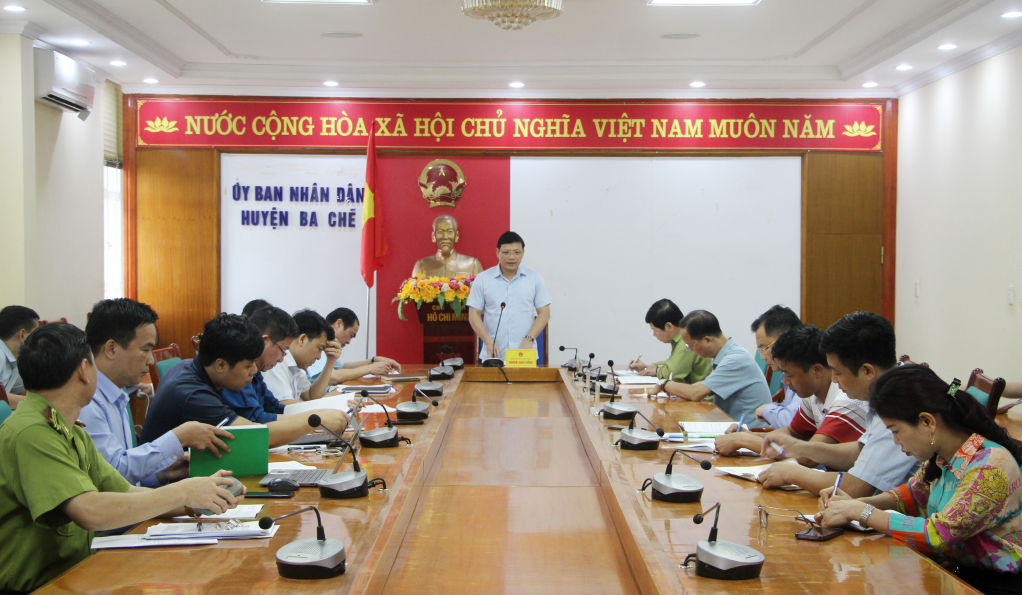 Đồng chí Nghiêm Xuân Cường, Phó Chủ tịch UBND tỉnh, phát biểu tại buổi làm việc với huyện Ba Chẽ.